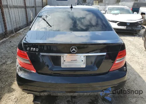 2013 Mercedes-Benz C 250 из США, поврежденный, VIN WDDGF4HB3DR261057